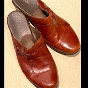 leather mules by Clarks.  Beautiful whiskey color.  Classy & comfy.  Size 10